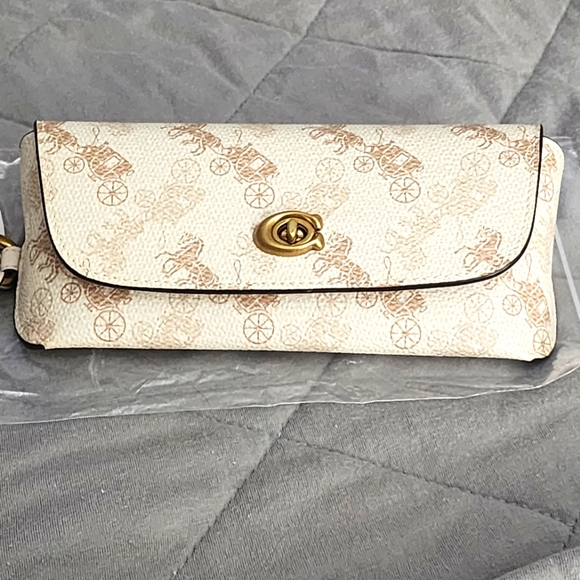 COACH sunglasses With a Case 💕💕💕💕💕 - Picture 2 of 4